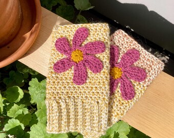 Gants sans doigts crochetés avec des fleurs roses appliquées, gants flower power, cadeau d&#39;anniversaire, accessoires d&#39;automne, chauffe-poignets