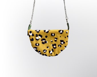 Reversible bag leopard and white faux suede, with elephant pendant on the zipper