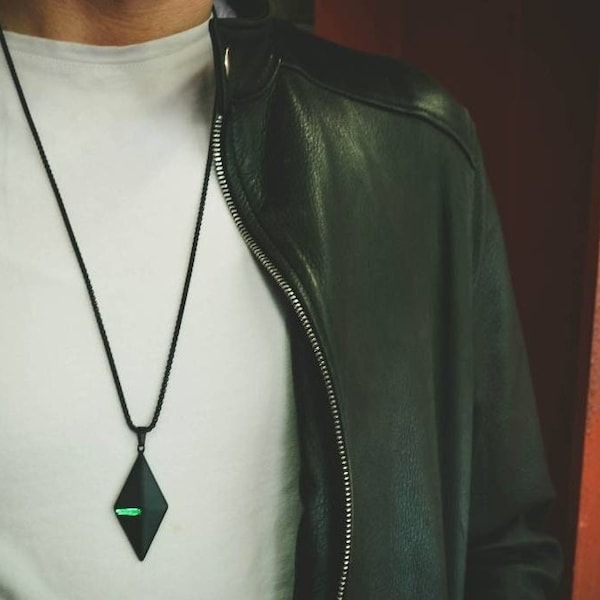 Collar con colgante negro para hombre, dije de esmeralda verde
