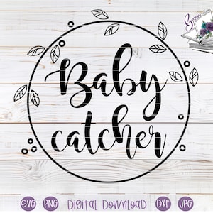 Può includere: Design grafico nero con le parole "Baby catcher" in una cornice circolare con accenti di foglie. Il design è su uno sfondo di legno bianco. Sotto il testo sono presenti icone di tipo di file: SVG, PNG, DXF e JPG.