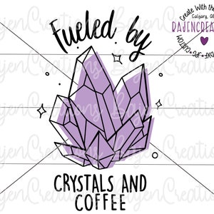 Aangedreven door kristallen en koffie SVG gesneden bestand voor Cricut en silhouet, koffiemok, tuimelaar, sublimatie ontwerp, edelstenen