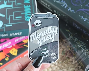 Puede incluir: Una pegatina con un diseño de lata de refresco gris con el texto "Morally Grey". La lata tiene un gráfico de calavera y rosa, y una serpiente alrededor de una calavera. La lata también dice "Trope Cola" y "200ml".
