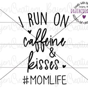 Ich laufe auf Koffein und Küsse #momlife SVG-Schnittdateien für Cricut und Silhouette, Hemdentransfer, Reisebecher, Becheraufkleber