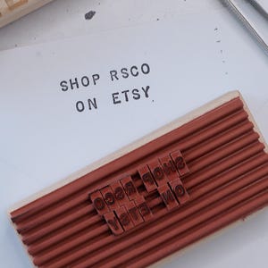 Tampon en caoutchouc DIY pour des messages personnalisés avec des lettres et des chiffres interchangeables