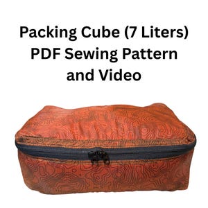 Può includere: Un cubo da imballaggio arancione con cerniera nera e un motivo a mappa topografica. Il testo sull'immagine recita "Packing Cube (7 Liters) PDF Sewing Pattern and Video."