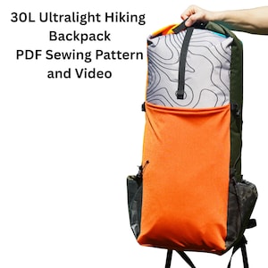 Op de afbeelding: Een 30L ultralichte wandelrugzak met een feloranje voorvak en een grijs-wit topografisch patroon op de bovenklep. De tekst "30L Ultralight Hiking Backpack PDF Sewing Pattern and Video" wordt in het zwart weergegeven.