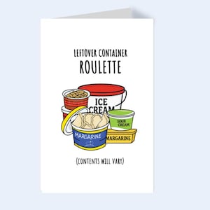 Op de afbeelding: Een witte wenskaart met de tekst "LEFTOVER CONTAINER ROULETTE" boven illustraties van diverse voedselcontainers, waaronder margarine, ijs en zure room. De zin "(CONTENTS WILL VARY)" staat eronder.