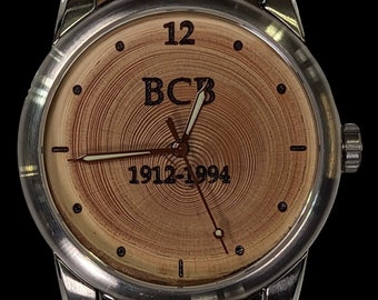 Lebender Baum Urne Uhr Gedenkgeschenk. Handgefertigt aus dem Ast eines lebenden Baums.
