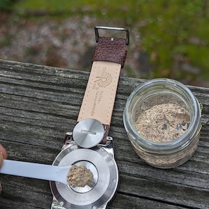 Reloj conmemorativo con urna para cenizas de cremación; grabado conmemorativo personalizado; regalo hecho a mano y personalizado como recuerdo de duelo.