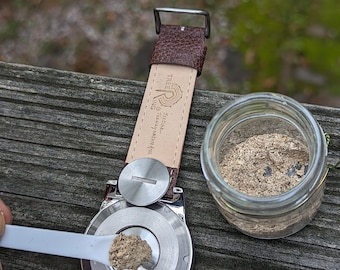 Gedenkuhr mit Urne für Einäscherungsasche; Personalisierte Gedenkgravur; Kundenspezifisches handgemachtes Geschenk für Trauerfall-Andenken
