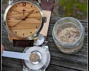 Uhr mit Urne zur Einäscherung Asche aus Bethlehem Olivenholz. Personalisierte Erinnerungsgravur. Handgefertigtes Trauergeschenk.