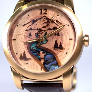 Reloj de oro con incrustaciones de pescador y nácar