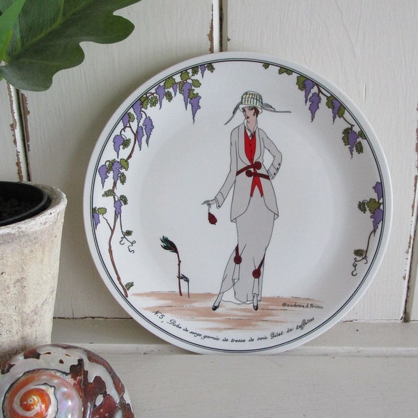 Villeroy and Boch 'Design 1900' decorative plate. No. 5 design taken from an original Art Nouveau painting. Very collectible!