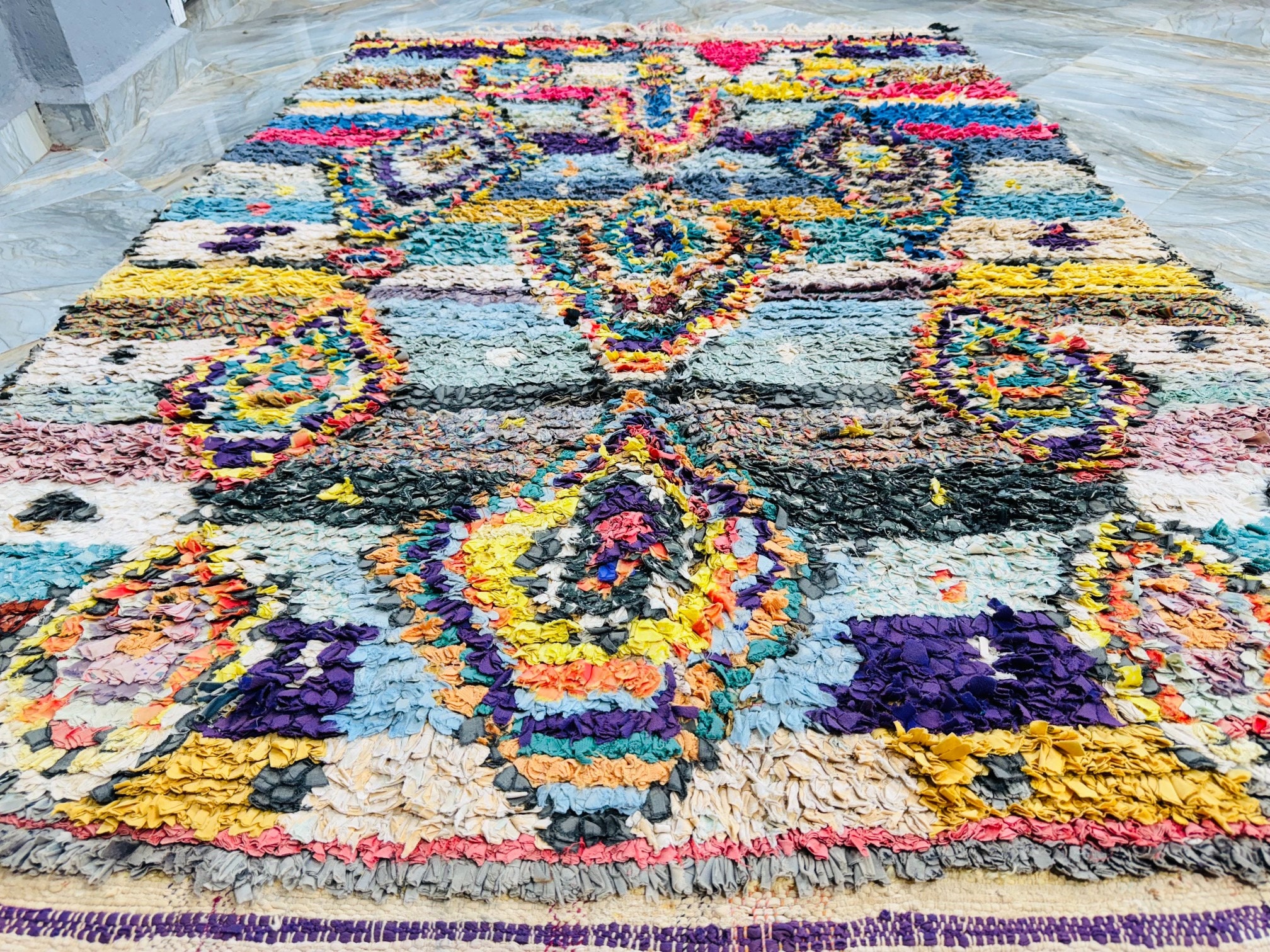 手作りのブーシュロイットラグ：カラフルなベルベルモロッコラグ