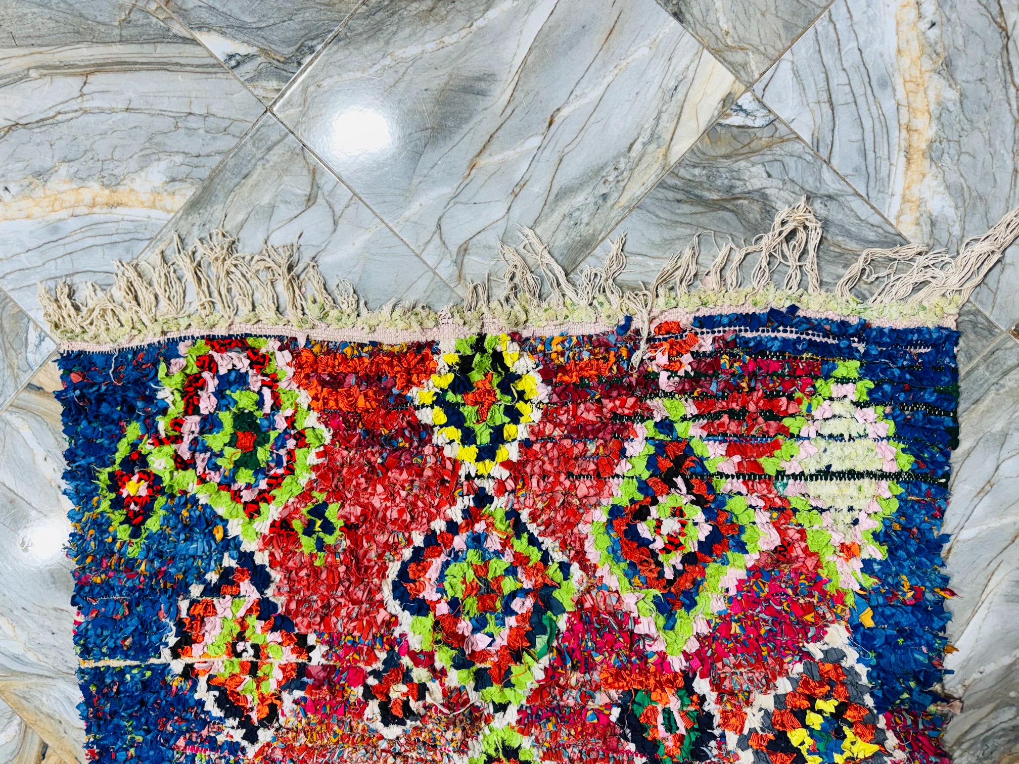 手作りのブーシュロイットラグ：カラフルなベルベルモロッコカーペット