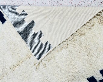 ハンドメイドのブジャドウールベルベルラグ：白と青のモロッコ風装飾