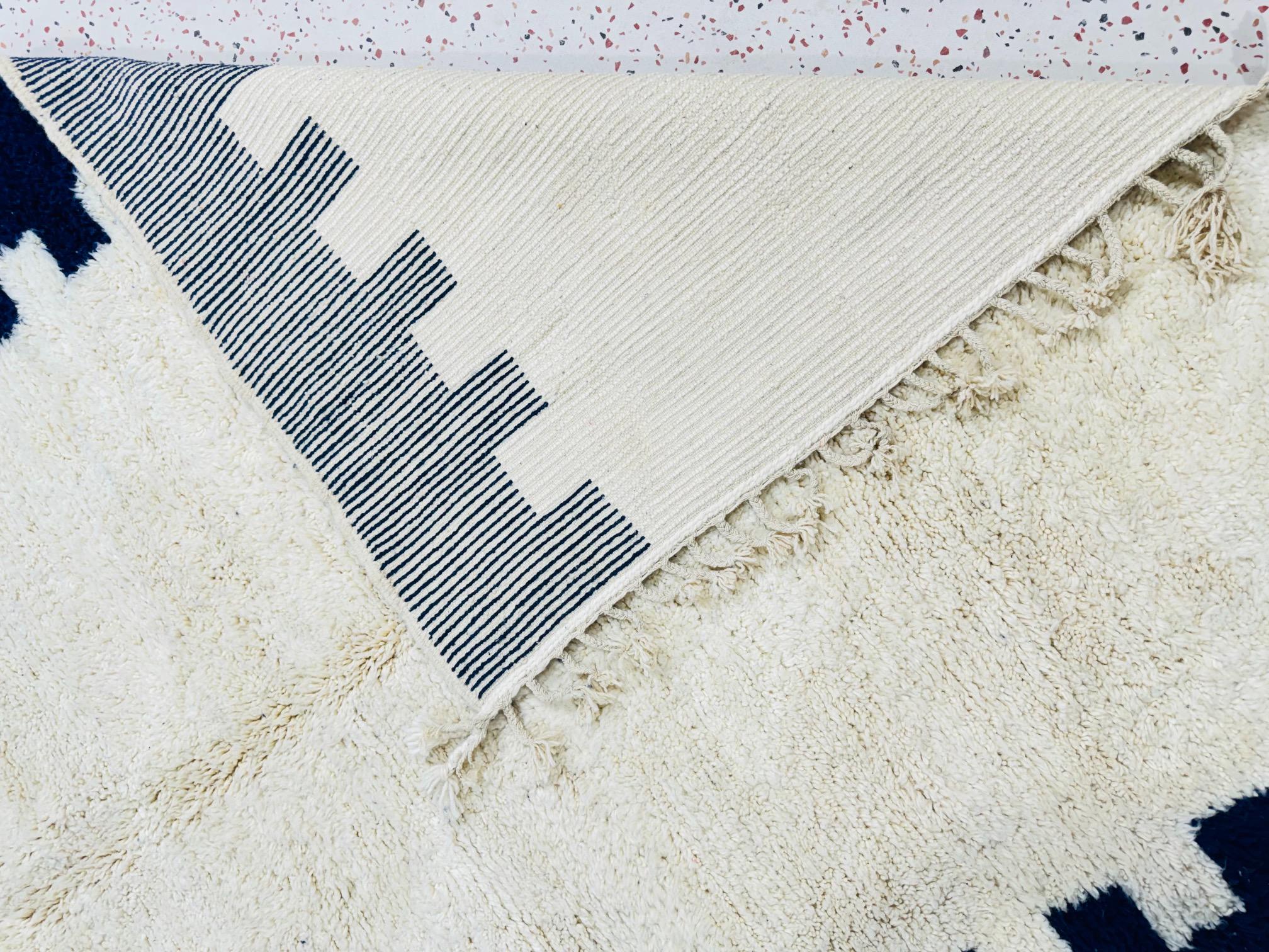 ハンドメイドのブジャドウールベルベルラグ：白と青のモロッコ風装飾