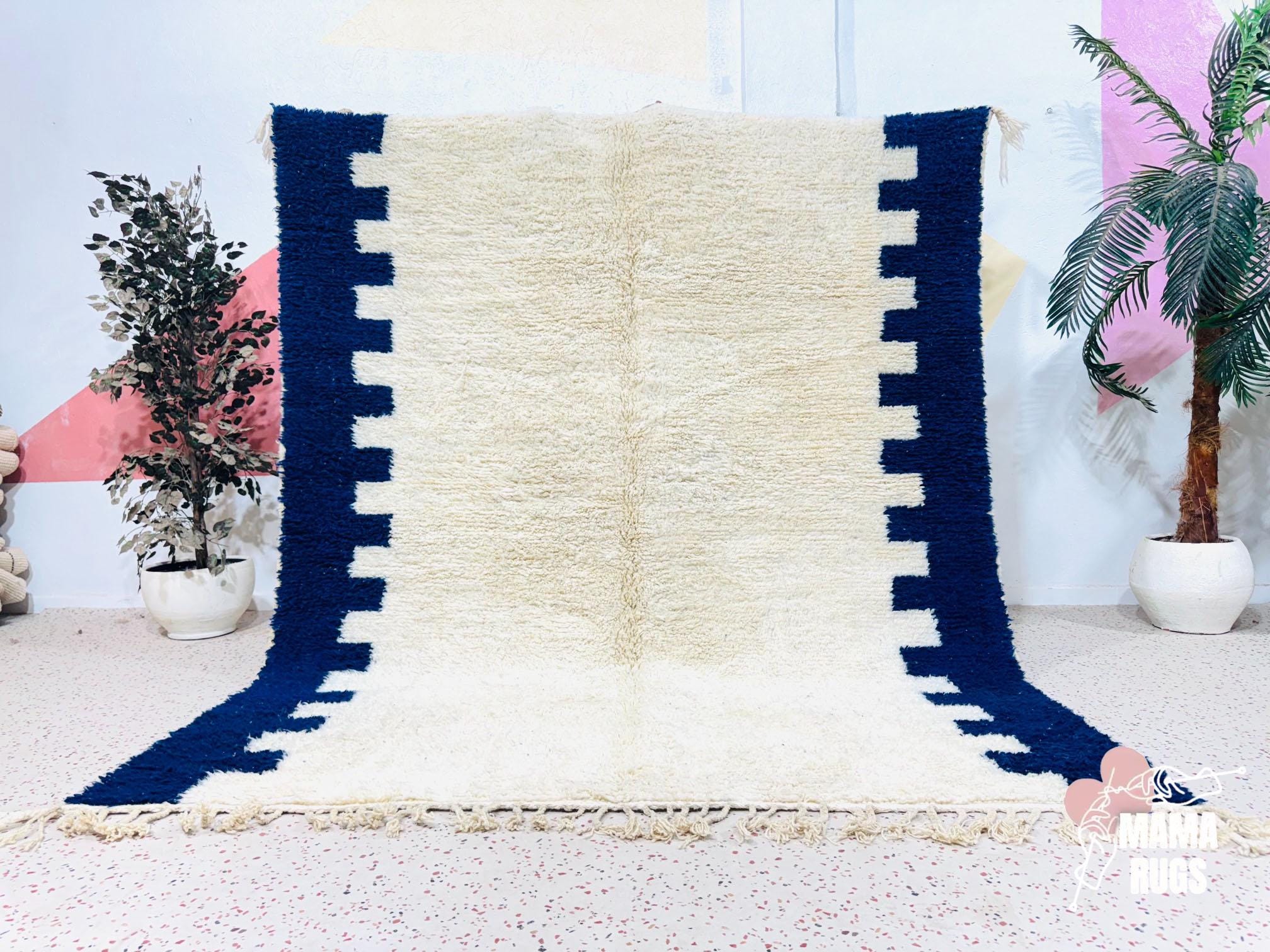 ハンドメイドのブジャドウールベルベルラグ：白と青のモロッコ風装飾
