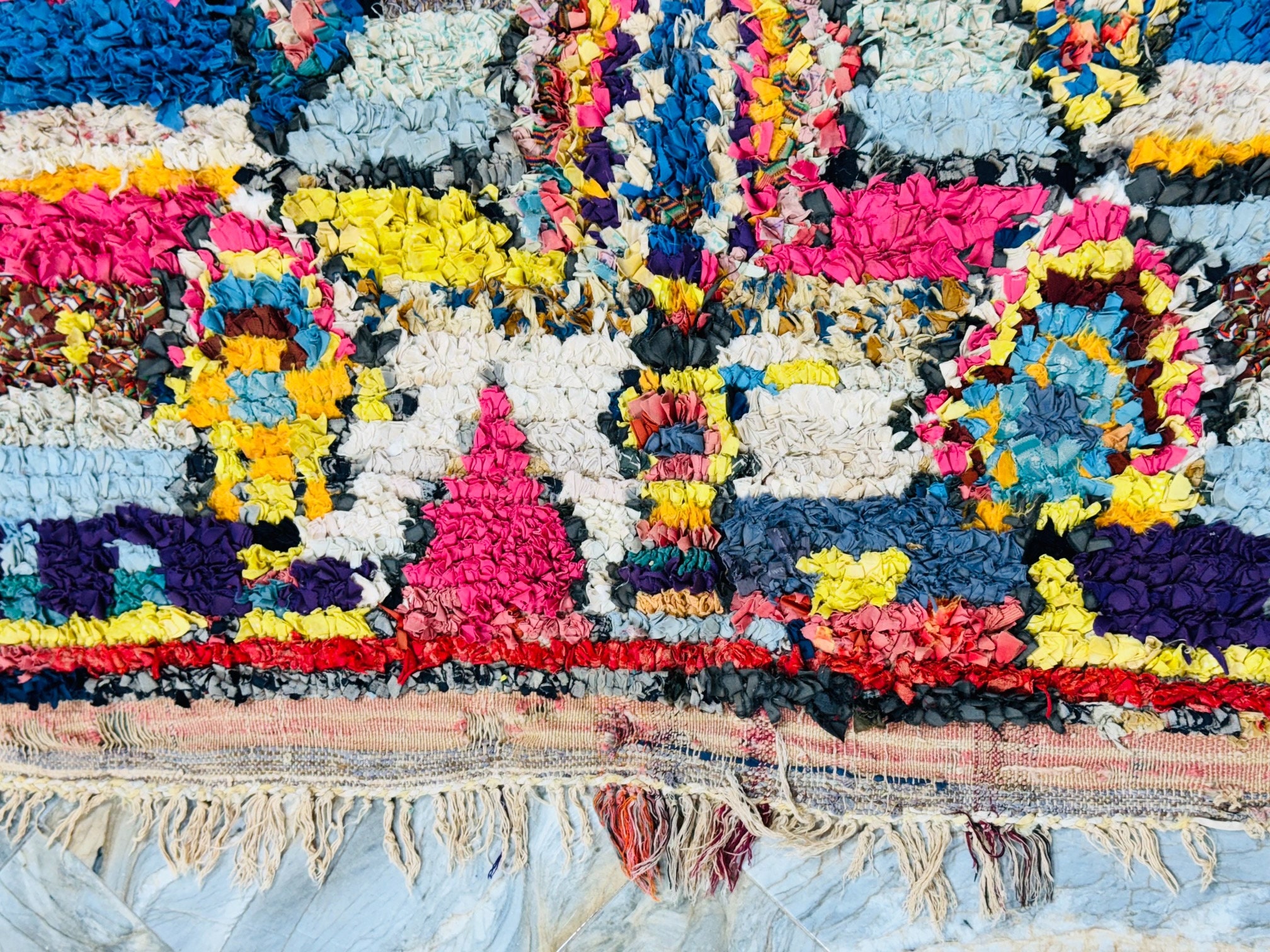 手作りのブーシュロイットラグ：カラフルなベルベルモロッコラグ