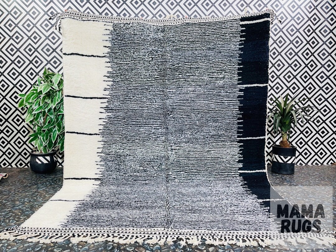 Unique Berber Moroccan Costum Rug Moroccan Woolen Carpet New Azilal Rug