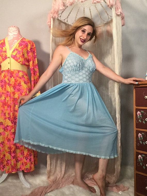 Peignor Set Circa 1950s - image 8