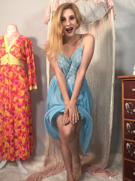 Peignor Set Circa 1950s - image 6