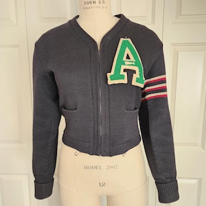 Suéter de punto universitario vintage de los años 40 en azul marino con verde, rojo y crema, talla S