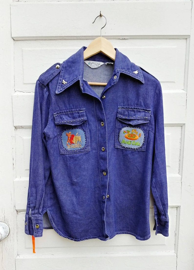 1970s Denim Travel Patch Snap Shirt Vintage 70s Button Down Collared Top Madrid Alcapulco Paris Amsterdam Monte Carlo Patches Medium