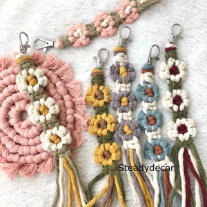 Llavero de macramé con flores, accesorio bohemio de color personalizado, margarita, bonito regalo para dama de honor de boda.