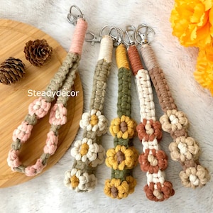 Llavero de pulsera con flores de macramé, correa para llavero, cordón para muñeca, llavero, bonito regalo de boda con margaritas florales bohemias