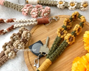 Teaaha Portachiavi macramè lavorato a maglia con margherita portachiavi boho fatto a mano da polso portachiavi boho ciondolo fatto a mano per donne, braccialetto portachiavi per donne (bianco