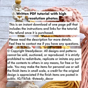 K&ouml;nnte beinhalten: Ein digitaler Download eines PDF-Tutorials zum Herstellen von Makramee-Wandbeh&auml;ngen. Das Tutorial enth&auml;lt hochaufl&ouml;sende Fotos und Anweisungen. Der Text auf dem Bild lautet: "Geschriebenes PDF-Tutorial mit hochaufl&ouml;senden Fotos. Dies ist ein sofortiger Download eines einseitigen PDFs, das die Anweisungen und Links f&uuml;r das Tutorial enth&auml;lt. Keine R&uuml;ckerstattung nach dem Kauf. Bitte lesen Sie die Beschreibung f&uuml;r weitere Details. Z&ouml;gern Sie nicht, mich zu kontaktieren, wenn Sie Fragen haben. &copy; Copyright Steadydecor. Alle Designs und Muster d&uuml;rfen nicht verkauft, versteigert oder reproduziert werden. Es ist strengstens untersagt, Teile des Inhalts an Dritte weiterzugeben, zu vervielf&auml;ltigen oder nachzuahmen, weder kostenlos noch zum Verkauf. Sie d&uuml;rfen die Artikel f&uuml;r den pers&ouml;nlichen Gebrauch herstellen oder die fertigen Artikel in kleinem Ma&szlig;stab verkaufen, eine Gutschrift f&uuml;r das Originaldesign wird gesch&auml;tzt, wenn die fertigen Artikel &ouml;ffentlich ausgestellt werden. IG/TikTok: @steady_decor"