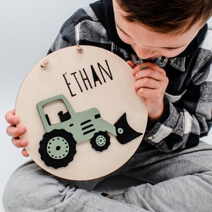 Plaque prénom tracteur cadeau naissance bébé personnalisé panneau en bois idée cadeau chambre d'enfant image 1