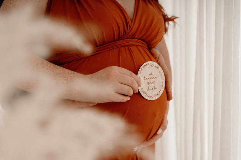 Baby Meilenstein Wir freuen uns auf dich Shooting Babybauch Newborn shooting props meilensteine aus Holz Bild 1