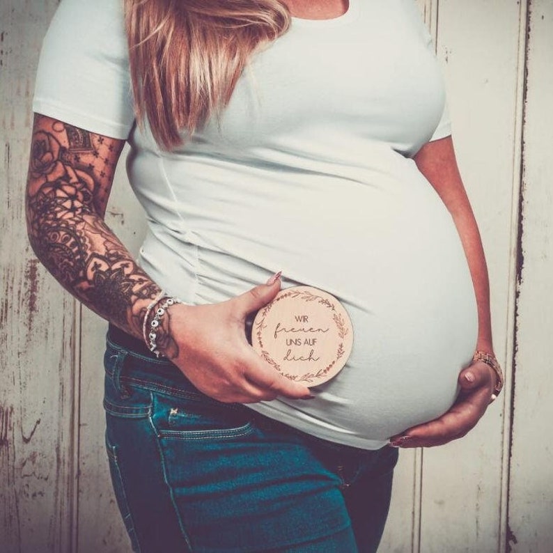 Baby Meilenstein Wir freuen uns auf dich Shooting Babybauch Newborn shooting props meilensteine aus Holz Bild 2