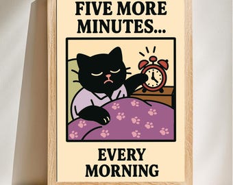 Può includere: Una stampa incorniciata con un gatto dei cartoni animati a letto, che allunga la mano verso una sveglia rossa. Il testo recita: "FIVE MORE MINUTES... EVERY MORNING". Il gatto è nero con un'espressione scontrosa e la biancheria da letto è viola con impronte di zampe.