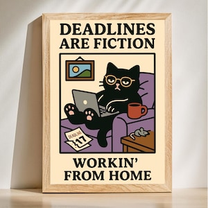 Puede incluir: Un estampado enmarcado con el texto "DEADLINES ARE FICTION WORKIN' FROM HOME". La ilustración presenta un gato negro con gafas, trabajando en un portátil mientras está sentado en un sofá morado. Una taza de café y un ratón están en una mesita auxiliar.