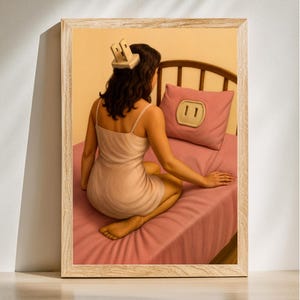 Op de afbeelding: Een vrouw in een roze nachtjapon zit op een bed met een roze en witte stopcontact op het kussen achter haar. De vrouw heeft een witte stekker op haar hoofd.