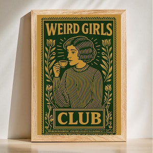 Pode incluir: Um pôster ilustrado verde e dourado com uma mulher bebendo de uma xícara. O pôster diz "Weird Girls Club" em uma fonte em negrito.