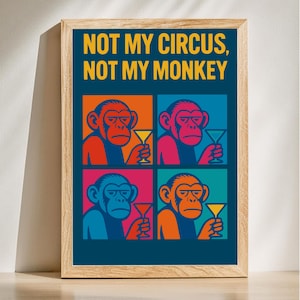 Puede incluir: Un póster enmarcado con la frase "NOT MY CIRCUS, NOT MY MONKEY". La obra de arte muestra cuatro paneles, cada uno con un mono sosteniendo una copa de cóctel sobre fondos naranja, rosa, azul y turquesa. El marco es de madera clara.