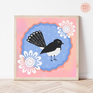 Puede incluir: Una ilustración digital de un pájaro abanico blanco y negro con una cola larga, sobre un fondo azul con patrones florales blancos y rosas. El fondo está rodeado por un borde de color coral. La imagen está enmarcada en un marco de madera claro.