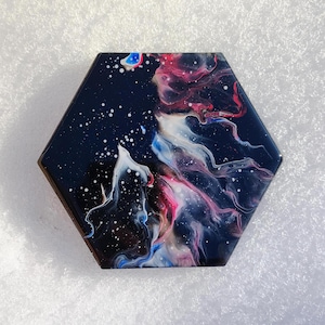 Sous-bock hexagonal rose cosmique et noir, peinture acrylique, résine époxy, versez des cadeaux pour un collègue, un cadeau unique, une carte des étoiles abstraite du ciel nocturne