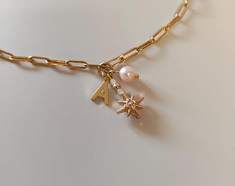 Naszyjnik ze spinaczem do papieru 18k ze złota z perłowym inicjałem i zawieszką zodiaku