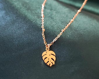 Naszyjnik z liścia monstery ze złota 18k, delikatny łańcuszek satelitarny z ozdobnym koralikiem z agatu