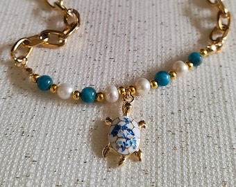 Nadmorski błękit i biel, porcelana z motywem kwiatowym, prezent dla córki, strój w stylu śródziemnomorskim, plaża, żółw morski, złoty prezent boho, naszyjnik z pereł, niebieski apatyt