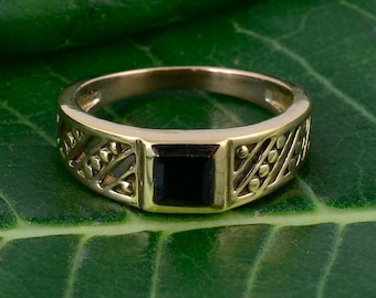 Black Onyx Signet Ring for Men, Gold Statement Ring, Square Onyx Band, Vintage Style Men’s Ring, Minimal Gothic Jewelry,       AK-3ul1y