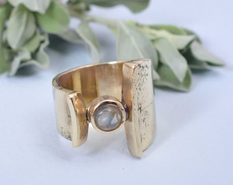 Anillo moderno de labradorita, anillo ancho de oro, anillo de piedras preciosas, anillo minimalista de latón, joyería artesanal hecha a mano, regalo para ella.
