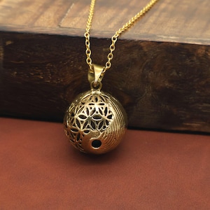 Collar con medallón de esfera de geometría sagrada dorada, colgante de bola de la Flor de la Vida, joyería difusora de aromaterapia, regalo espiritual bohemio para ella.