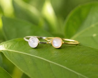 Anillo solitario de piedra lunar, anillo de piedra lunar arcoíris, anillo minimalista de piedras preciosas, anillo apilable delicado, anillo de piedra natal de junio, regalo hecho a mano para ella.