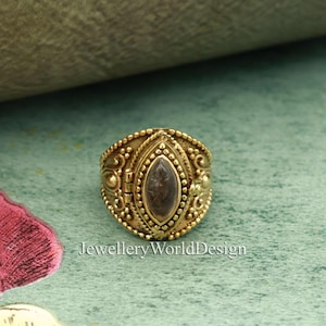 Anillo de veneno de latón con compartimento oculto • Anillo secreto con piedra marquesa • Joyería de estilo bohemio • Anillo con medallón de inspiración vintage